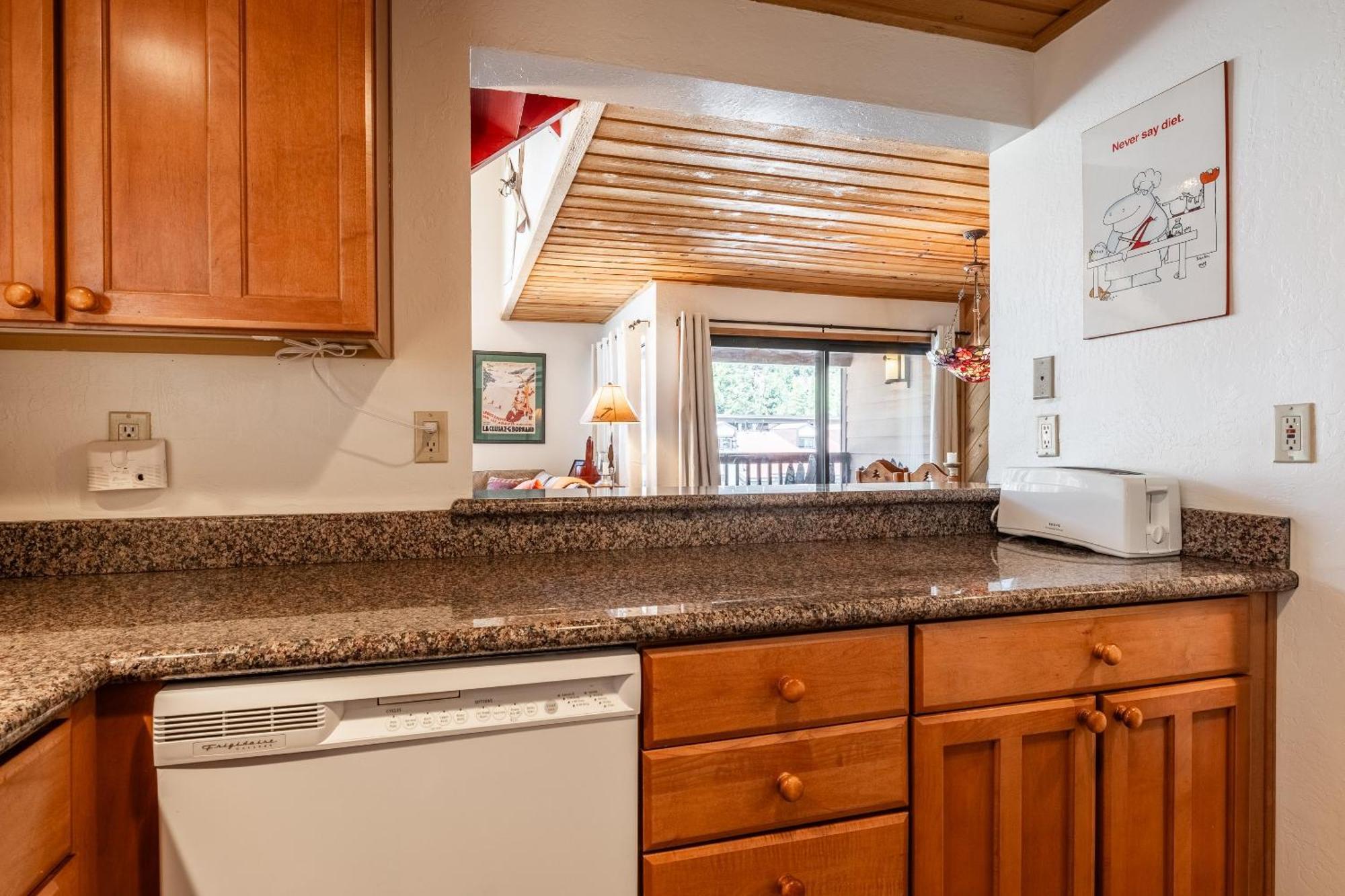 Courchevel #15 - 2 Bedroom, 2 Bathroom, Sleeps 6! Just Steps To Canyon Lodge! Mammoth Lakes