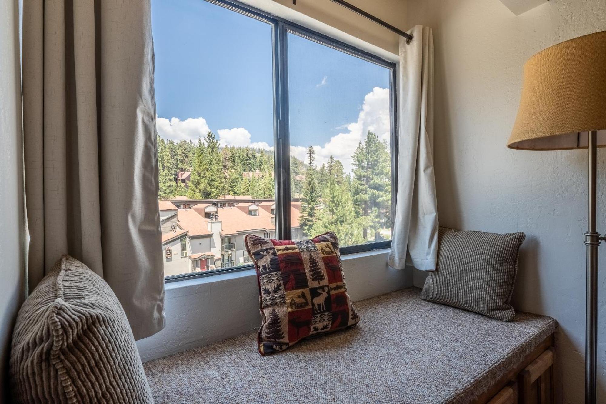 Courchevel #15 - 2 Bedroom, 2 Bathroom, Sleeps 6! Just Steps To Canyon Lodge!